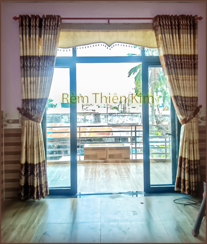 Rem cua Long Thanh 310501 2 rem cua chinh tren lau