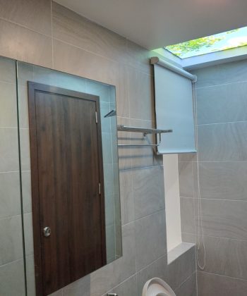 Rèm Cuốn Trơn Phòng Tắm 250720 - Rèm Cửa Long Thành: Chống Nước, Đảm Bảo Riêng Tư