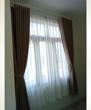 rem cua 2 lop phong ngu khong am tran