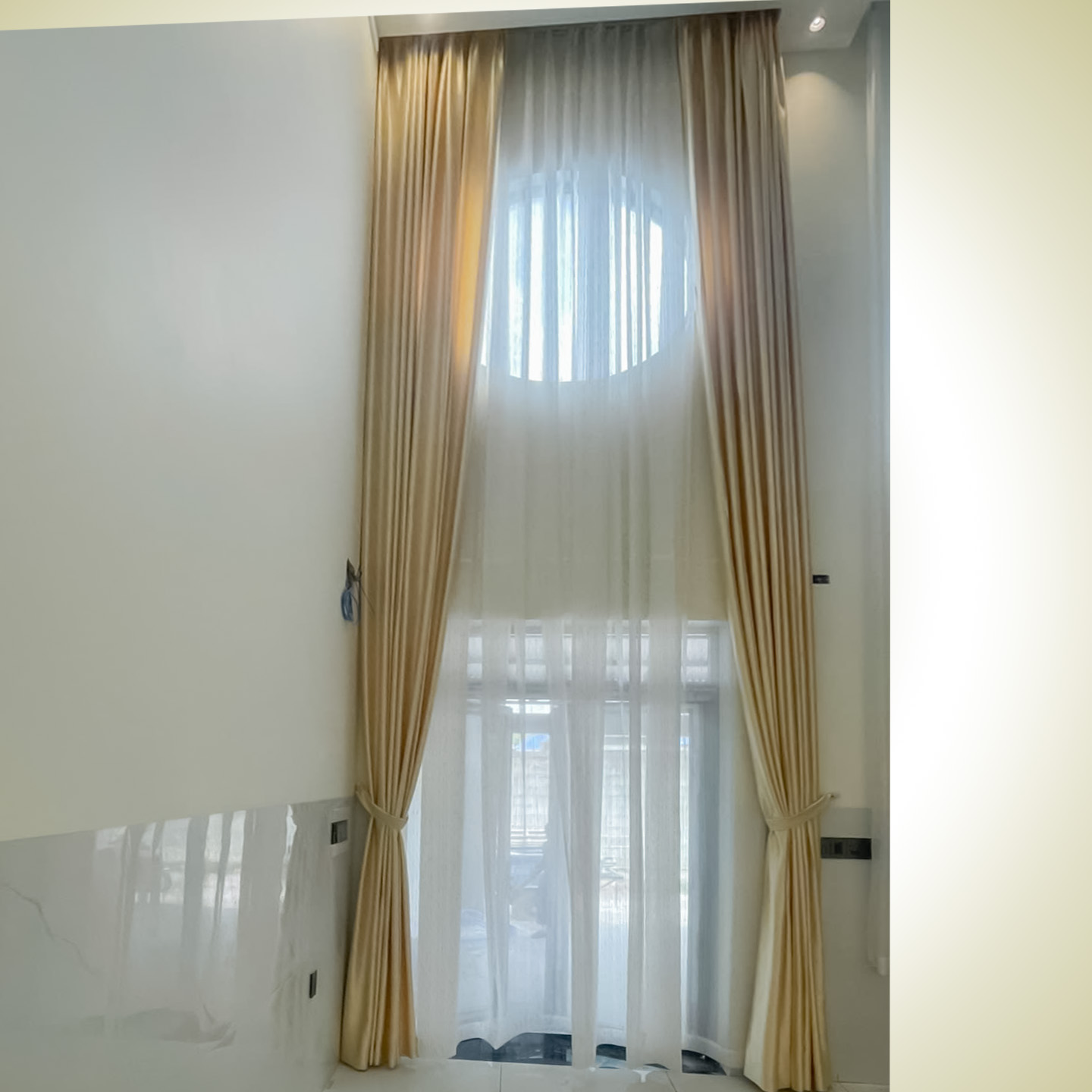 Làm rèm cửa thông tầng 2 lớp cao cấp cho nhà phố sang trọng hiện đại - Hình ảnh thi công thực tế Long Thành 3 Làm rèm cửa thông tầng 2 lớp cao cấp cho nhà phố sang trọng hiện đại - Hình ảnh thi công thực tế Long Thành - Ảnh 2