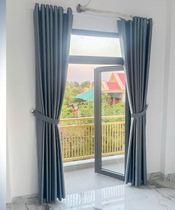 rem cua vai cua ra vao ban cong phong ngu o quan binh thanh