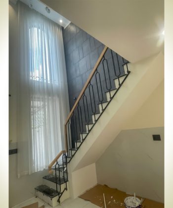 Làm rèm cửa thông tầng 2 lớp cao cấp cho nhà phố sang trọng hiện đại - Hình ảnh thi công thực tế Long Thành 7 thi cong rem vai voan cho cua so cau thang