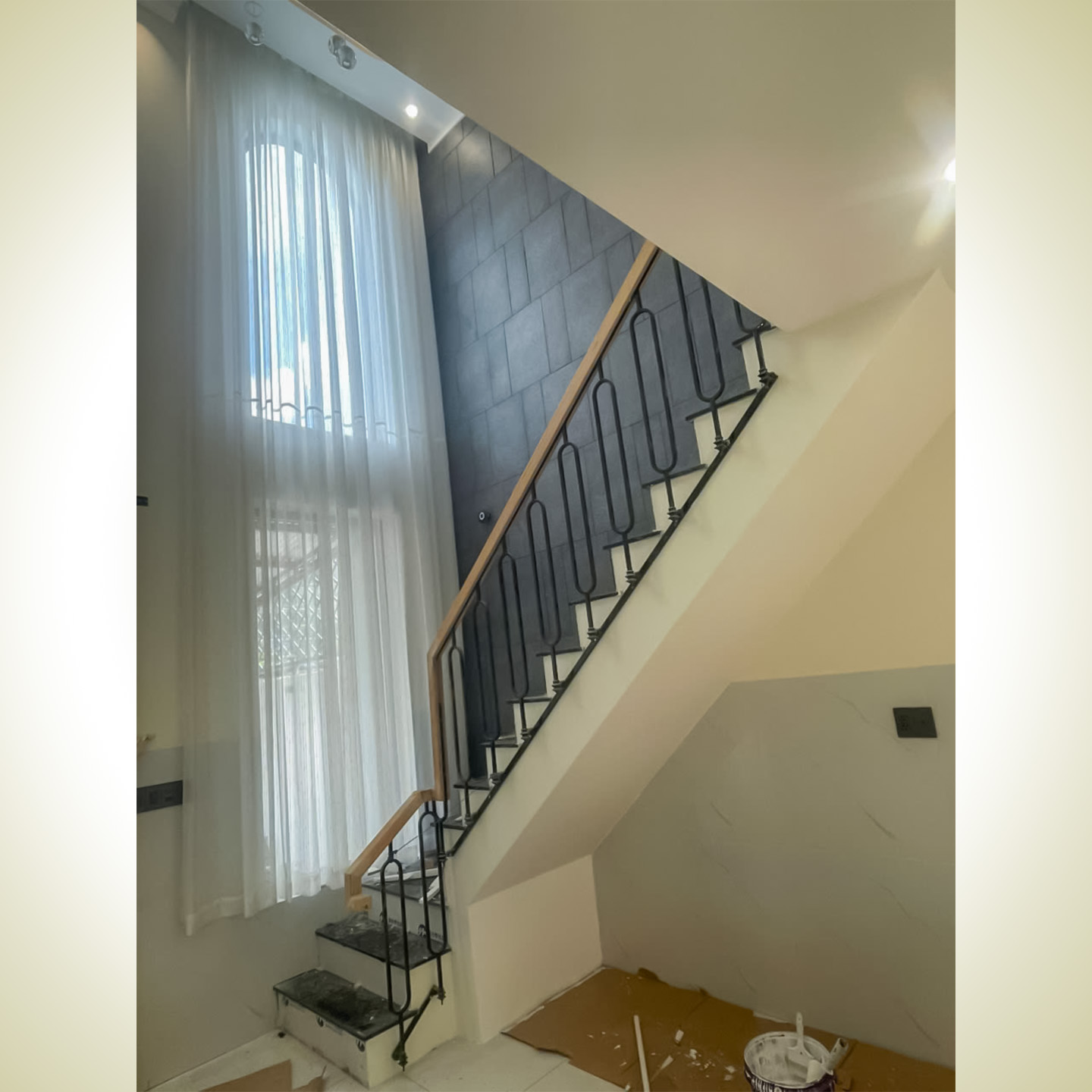 Làm rèm cửa thông tầng 2 lớp cao cấp cho nhà phố sang trọng hiện đại - Hình ảnh thi công thực tế Long Thành 4 Làm rèm cửa thông tầng 2 lớp cao cấp cho nhà phố sang trọng hiện đại - Hình ảnh thi công thực tế Long Thành - Ảnh 3